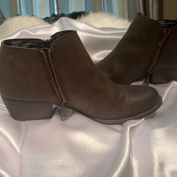 Shoes - Women’s size 7 zip up booties